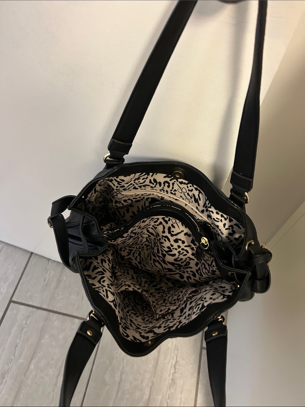 Jessica Simpson Black Shoulder Bag with Gold Hardware - Picture 4 of 4